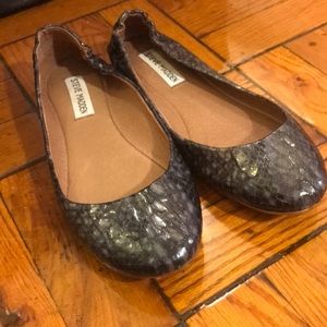 EUC blue snakeskin Steve Madden Flats
